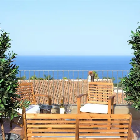 With Rooftop Garden & Sea View Villa *