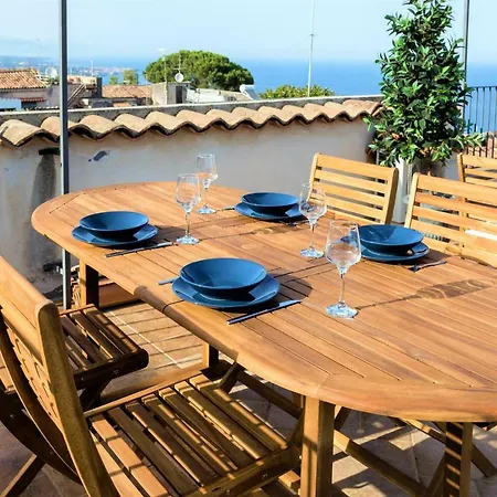 With Rooftop Garden & Sea View Villa *